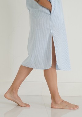 فستان أزرق وأبيض متوسط الطول للمنزل