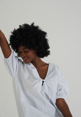 فستان قصير أبيض وأزرق مخطط للمنزل