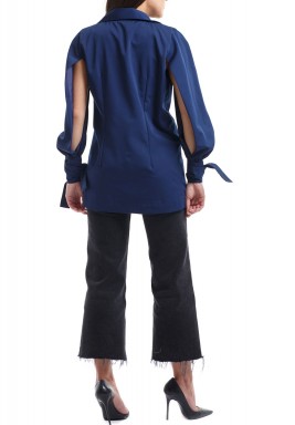 جاكيت كحلي بأكمام مفتوحة