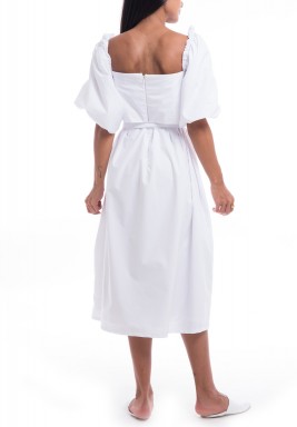 فستان أبيض برفرفات وأكمام منفوخة