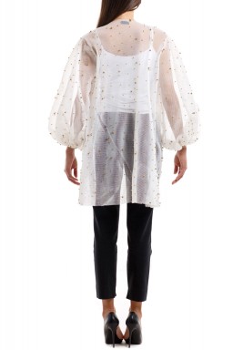 جاكيت أبيض باللؤلؤ الذهبي وأكمام منفوشة