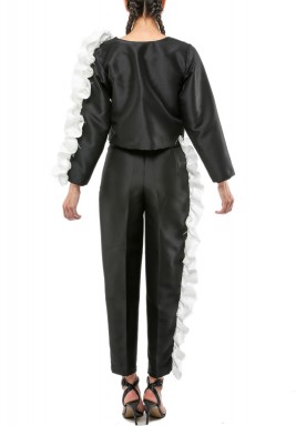 طقم أسود برفرفات بيضاء