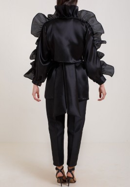 طقم أسود محزم برفرفات