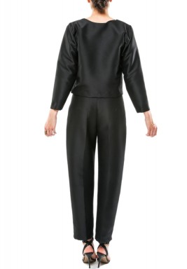 طقم أسود مطرز بالخرز والترتر