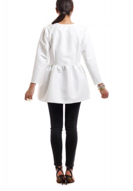 جاكيت أبيض مطرز مزين بالريش