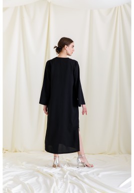 فستان أسود متوسط الطول مع فتحات واسعة