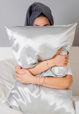 غطاء وسادة حريري لون فضي لمنع تشابك الشعر