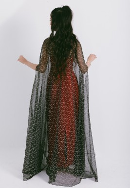 كاب أسود أورجانزا بربطة عنق و خياطة ميتاليك على شكل قلوب