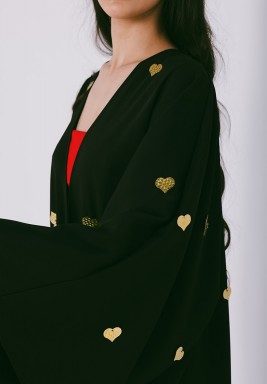 عباءة ماريبوسا مزينة بقطع معدنية كبيرة على شكل قلوب