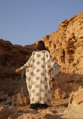 قفطان أبيض بأسود مع كم مزين بدانتيل