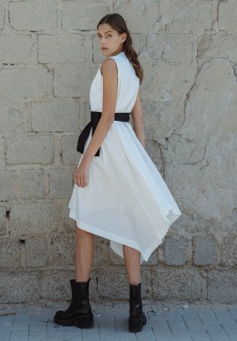 فستان كانا باللونين الأوف وايت و الأسود من غير أكمام