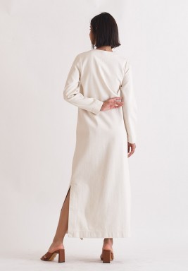 فستان دينم كريمي متوسط الطول معاد تدويره بنمط اللف