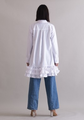 فستان قميص أبيض مع حافة مكشكشة