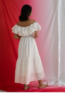 فستان أبيض مكشوف الكتفين