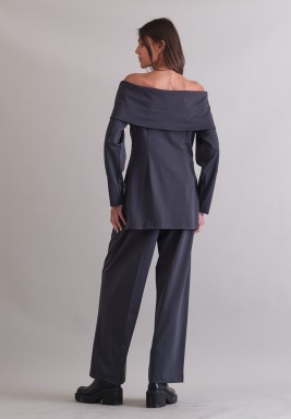 طقم بليزر بكتف مكشوف و بنطلون رمادي داكن