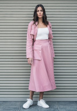 تنورة وردية قصيرة