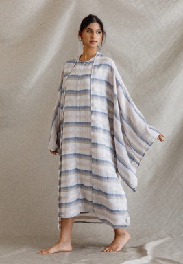 طقم بشت مقلم بأساور واسعة