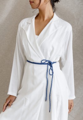 طقم أبيض برباط جانبي