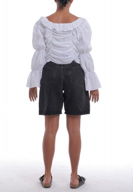 توب أبيض مزموم بأكمام طويلة