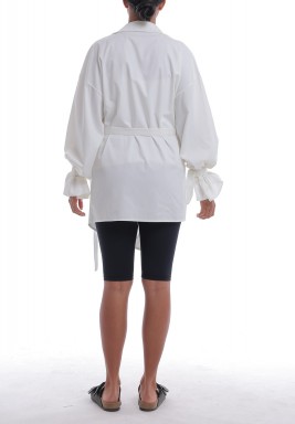 توب أبيض نمط لف بأكمام طويلة