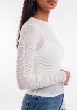 يلوزة بيضاء خفيفة بأكمام مزمومة