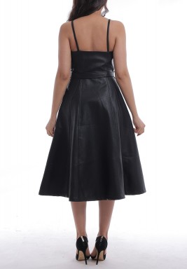 فستان أسود جلد بحمالات رفيعة