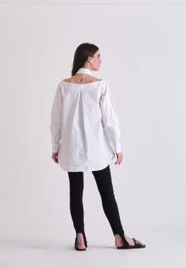 قميص أبيض فضفاض مع فتحة في الكتف