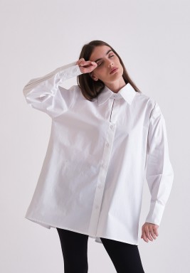 قميص أبيض فضفاض بكسرات على الظهر