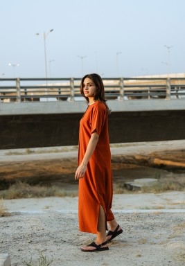 فستان قرميدي بأزرار أمامية