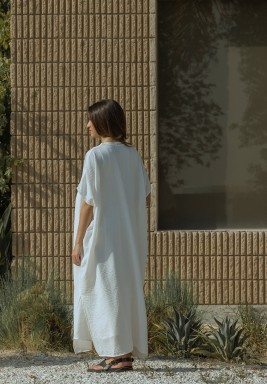 كارديغان أبيض بأكمام قصيرة