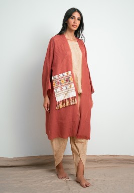 طقم مكوّن من ثلاث قطع بجيب مطرز