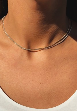 قلادة على شكل سلك