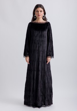 قفطان أسود من المخمل المجعد بأكمام طويلة و لمسة من التول