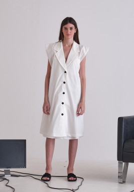 فستان ابيض بنمط جاكيت